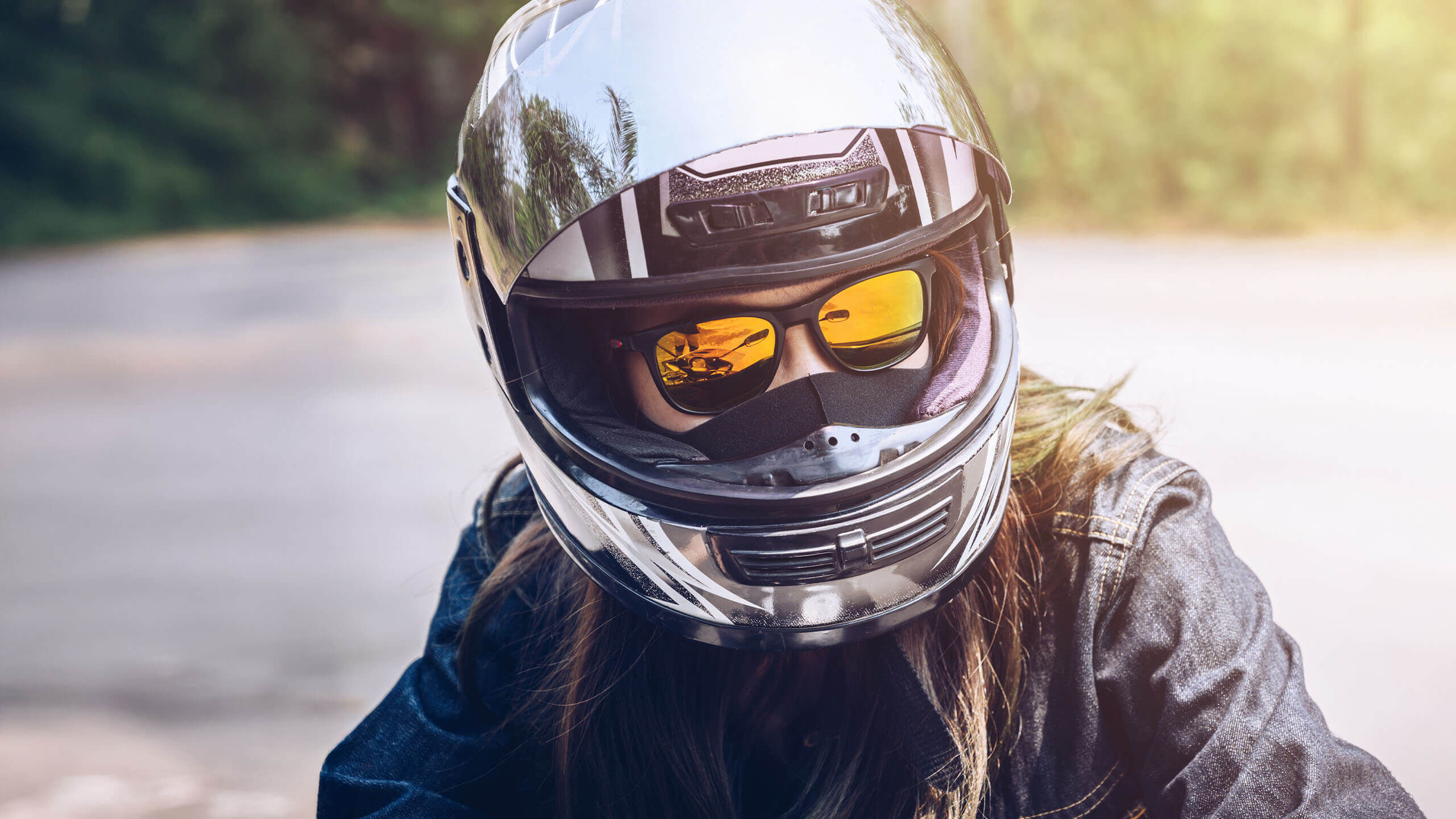 Moottoripyöräilijä ajolasit päässä